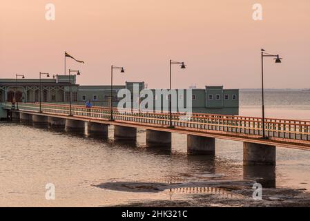 Schweden, Scania, Malmö, Riberborgs Strandbereich, Anlegestelle bei Sonnenuntergang Stockfoto