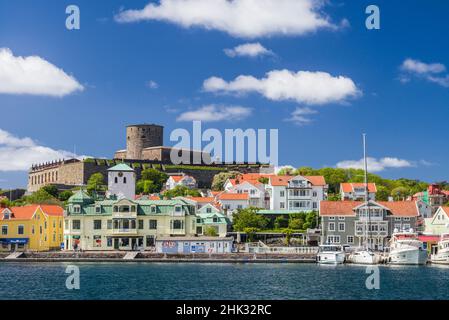 Schweden, Bohuslan, Marstrand, Blick auf die Inselstadt mit der Festung Carlsten aus dem 17. Jahrhundert Stockfoto