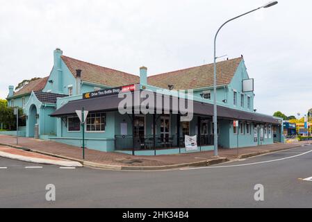 Das Bowral Hotel scheint ein Backstein- und Fliesengebäude aus der Zwischenkriegszeit zu sein, das sich in der Nähe des Zentrums der gleichnamigen Stadt der Southern Highlands befindet Stockfoto