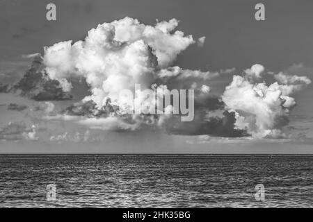 Regenwolke, Moorea, Tahiti, Französisch-Polynesien. Stockfoto