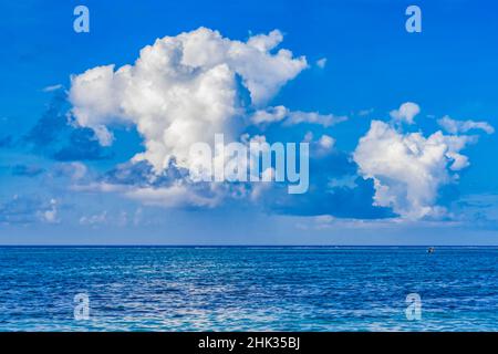 Bunte Regenwolke, Moorea, Tahiti, Französisch-Polynesien. Verschiedene blaue Farben von Lagunen- und Korallenriffen und äußeren Riffwellen und tiefblauem Pazifik Stockfoto