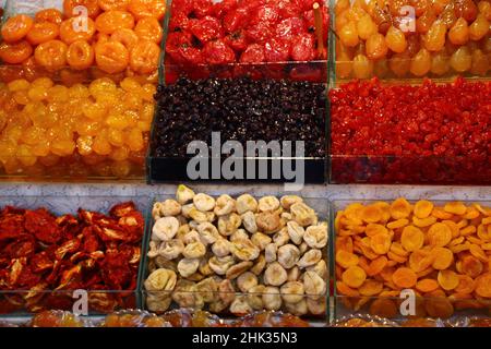 Getrocknete Früchte auf einem Markt in Armenien Stockfoto