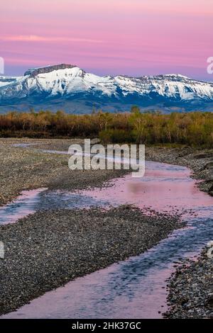 Morgendämmerung entlang des Teton River mit Ear Mountain im Hintergrund in der Nähe von Choteau, Montana, USA Stockfoto