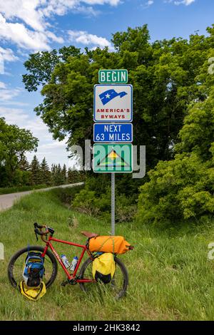 Fahrradtour entlang der Sheyenne Scenic Byway am südlichen Ende in Lissabon, North Dakota, USA Stockfoto
