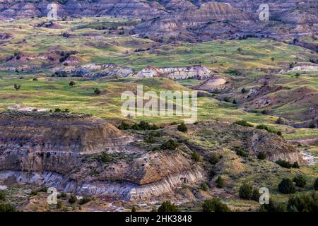 Blick von Buck Hill im Theodore Roosevelt National Park, North Dakota, USA, auf Badlands-Formationen Stockfoto