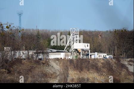 28. Januar 2022, Brandenburg, Rüdersdorf: Der Kalksteinbruch befindet sich neben dem Werk des Baustoffherstellers Cemex Germany. Das Unternehmen ist auf die Herstellung und den Vertrieb von Zement, Transportbeton, Zuschlagstoffen und verwandten Baustoffen spezialisiert und unterhält nach eigenen Angaben weltweite Geschäftsbeziehungen. Foto: Soeren Sache/dpa-zentralbild/ZB Stockfoto