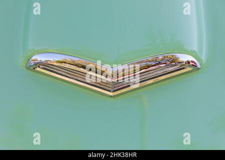Marble Falls, Texas, USA. Verchromte Haubenöffnung an einem Vintage Ford Thunderbird in Seemaumgrün. (Nur Für Redaktionelle Zwecke) Stockfoto