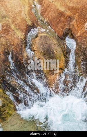Concan, Texas, USA. Wasser fließt über Felsen im Fluss Frio. Stockfoto