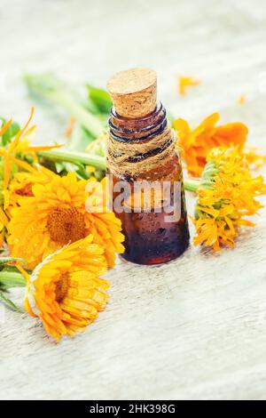 Der Ringelblume Extrakt. Heilpflanzen. Selektiver Fokus. Stockfoto