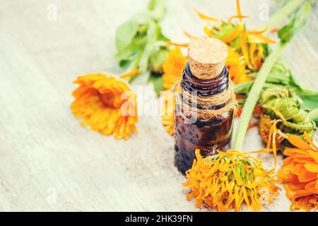 Der Ringelblume Extrakt. Heilpflanzen. Selektiver Fokus. Stockfoto