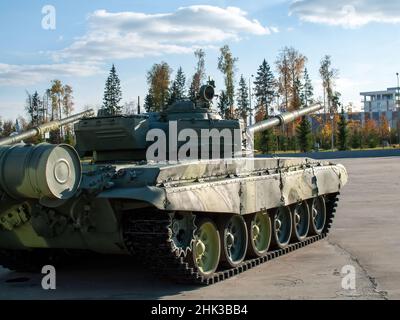 Sowjetische Panzer stehen im Sommer im Freien im Museum Stockfoto