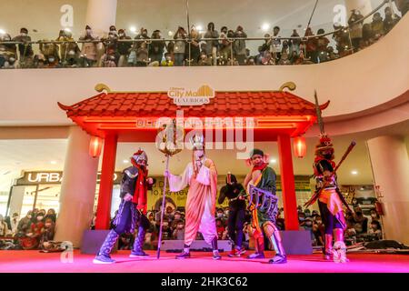 Aufführungen der Cosplay-Attraktionen „Barongsai“ und „Sun Go Kong“ unterhalten Besucher in einem Einkaufszentrum in Indonesien, um das chinesische Neujahr zu feiern Stockfoto