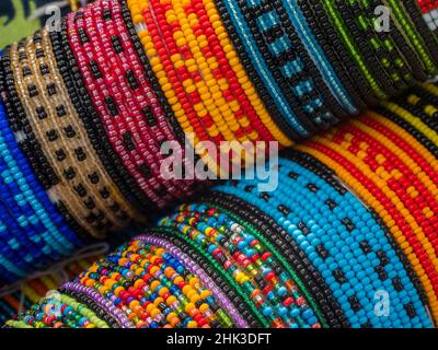 Panama, San Blas Inseln, Perlen Armbänder zum Verkauf. Stockfoto