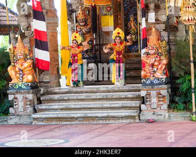 Indonesien, Bali, Ubud. Traditionelle balinesische Legong-Tänzer treten auf Stockfoto