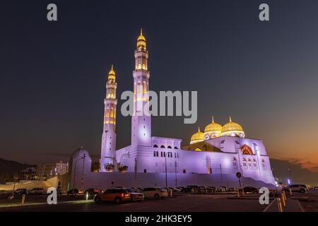 Naher Osten, Arabische Halbinsel, Oman, Maskat, Bawshar. Abendansicht der Muhammad Al Ameen Moschee in Bawshar. Stockfoto