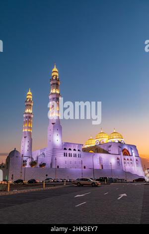 Naher Osten, Arabische Halbinsel, Oman, Maskat, Bawshar. Abendansicht der Muhammad Al Ameen Moschee in Bawshar. Stockfoto