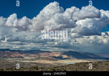 Aufragende Kumuluswolken, Regen über der Kupfermine Morenci in einem weiten bereich von 12 m N, hinter den White Mountains, Blick von Black Hills, in der Nähe von Clifton, Arizona, USA Stockfoto