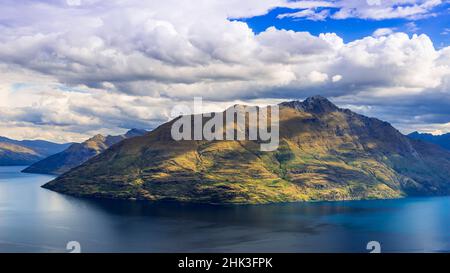 Cecil Peak über dem Lake Wakatipu, Queenstown, Otago, Südinsel, Neuseeland Stockfoto