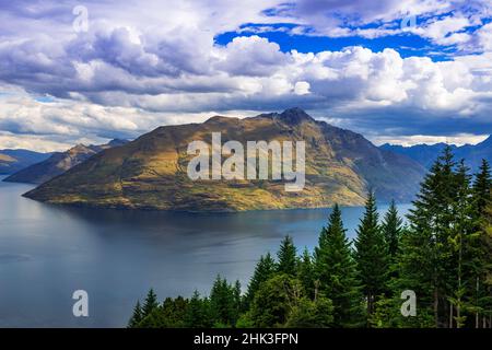 Cecil Peak über dem Lake Wakatipu, Queenstown, Otago, Südinsel, Neuseeland Stockfoto