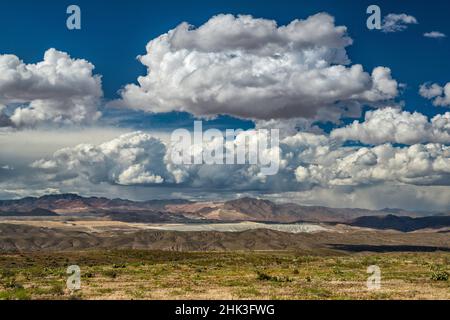 Aufragende Kumuluswolken, Regen über der Kupfermine Morenci in einem weiten bereich von 8 m N, hinter den White Mountains, Blick von Black Hills, in der Nähe von Clifton, Arizona, USA Stockfoto