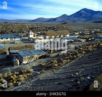 Erhöhte Sicht auf das Dorf Parinacota, Nordchile. Parinacota befindet sich in der Gemeinde Putre, Region Arica und Parinacota, auf 4428 Meter Stockfoto