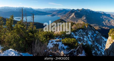 Blick vom Mt. Jochberg am Walchensee in Richtung Walchensee, Wettersteingebirge und Karwendelgebirge. Deutschland, Bayern Stockfoto