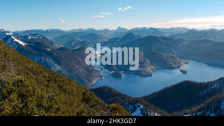 Blick auf Walchensee und Karwendelgebirge. Blick vom Mt. Herzogstand am Walchensee. Deutschland, Bayern Stockfoto