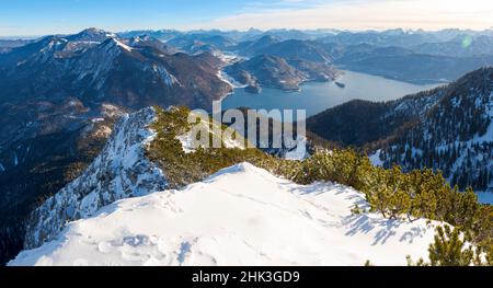 Blick auf Walchensee und Karwendelgebirge. Blick vom Mt. Herzogstand am Walchensee. Deutschland, Bayern Stockfoto