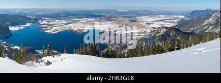 Blick auf den Kochelsee und die Ausläufer der Alpen bei München. Blick vom Mt. Jochberg am Walchensee im Winter in den bayerischen Alpen. Stockfoto