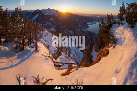 Blick vom Mt. Jochberg am Walchensee in Richtung Mt. Herzogstand im Winter in den bayerischen Alpen. Deutschland, Bayern Stockfoto