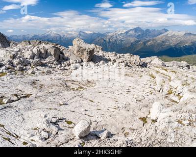 Blick über das Val Rendena in Richtung Adamello-Gruppe. Die Brenta-Dolomiten, UNESCO-Weltkulturerbe. Italien, Trentino, Val Rendena Stockfoto