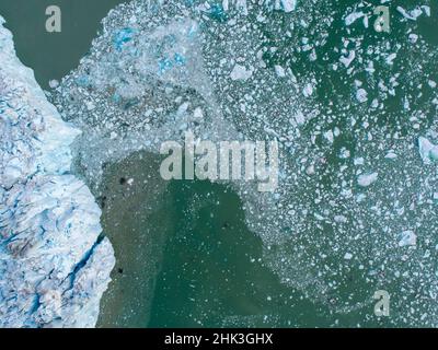 USA, Alaska, Tracy Arm-Fords Terror Wilderness, Luftaufnahme von Eisbergen, die von der blauen Eiswand des Dawes Glacier in Endicott Arm abgekalbt wurden Stockfoto