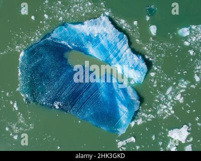 USA, Alaska, Tracy Arm-Fords Terror Wilderness, Luftaufnahme des schwimmenden Eisbergs, der am Sommermorgen vom South Sawyer Glacier in Tracy Arm abgekalbt wurde Stockfoto