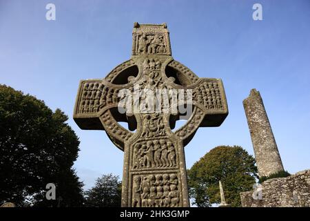 Muiredach-Kreuz, Cros Mhuireadaigh, Keltenkreuz, Hochkreuz Kreuz von Muiredach, Rundturm, Mainistir Bhuithe, Monasterboice, eine Klosterruine der IROS Stockfoto