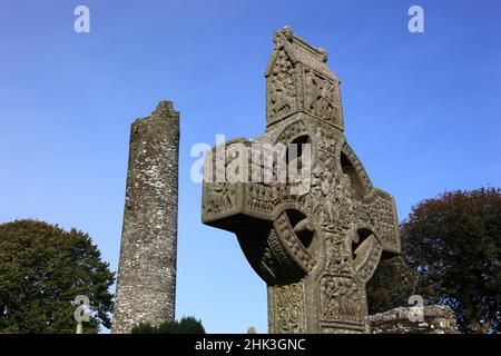 Muiredach-Kreuz, Cros Mhuireadaigh, Keltenkreuz, Hochkreuz Kreuz von Muiredach, Rundturm, Mainistir Bhuithe, Monasterboice, eine Klosterruine der IROS Stockfoto