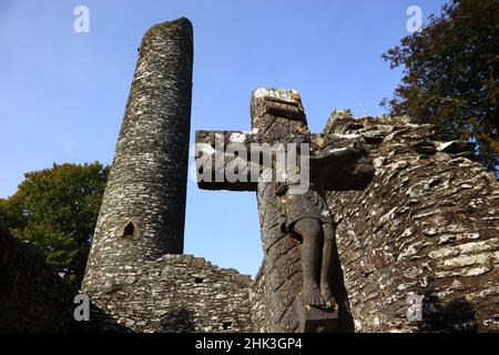 Rundturm, Hochkreuz Kreuz von Muiredach, Mainistir Bhuithe, Monasterboice, eine Klosterruine der Iroschottischen Kirche in Irland in der Grafschaft Lo Stockfoto