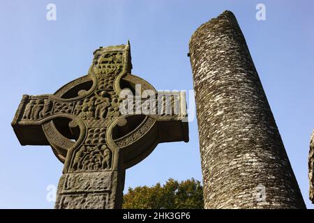 Hochkreuz Kreuz von Muiredach, Rundturm, Mainistir Bhuithe, Monasterboice, eine Klosterruine der Iroschottischen Kirche in Irland in der Grafschaft Lo Stockfoto