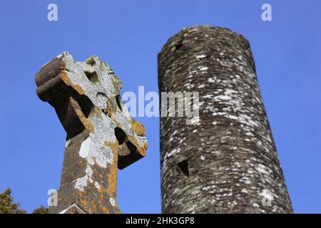 Rundturm, Mainistir Bhuithe, Monasterboice, eine Klosterruine der Iroschottischen Kirche in Irland in der Grafschaft Louth, gegründet vom heiligen Bui Stockfoto