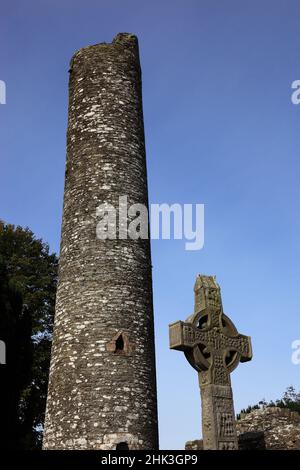 Rundturm, Mainistir Bhuithe, Monasterboice, eine Klosterruine der Iroschottischen Kirche in Irland in der Grafschaft Louth, gegründet vom heiligen Bui Stockfoto