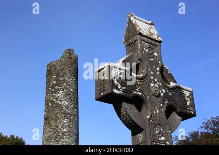 Rundturm, Hochkreuz Kreuz von Muiredach, Mainistir Bhuithe, Monasterboice, eine Klosterruine der Iroschottischen Kirche in Irland in der Grafschaft Lo Stockfoto