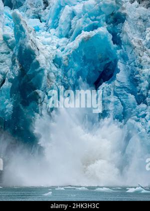 USA, Alaska, Tracy Arm-Fords Terror Wilderness, massiver Eisberg, der sich vor dem South Sawyer Glacier in Tracy Arm abkalbt Stockfoto