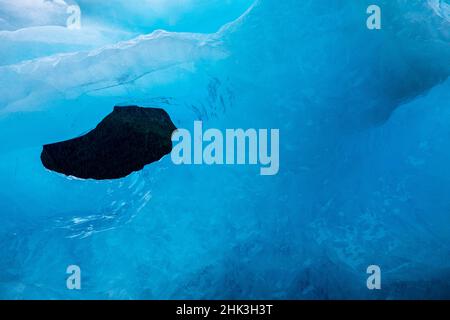 USA, Alaska, Petersburg, großer Eisberg vom LeConte Glacier, der bei Ebbe in der LeConte Bay am Sommerabend gegründet wurde Stockfoto