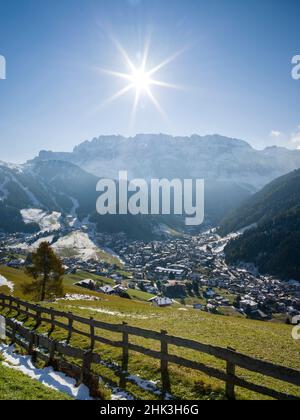 Sellastock und Dorf Wolkenstein, Wolkenstein in den südtiroler dolomiten, Südtirol vom Grödner Tal aus gesehen, Gröden. Die dolomiten ar Stockfoto
