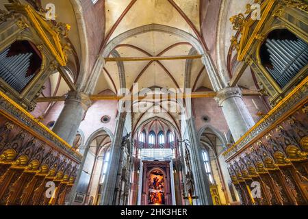 Chorstallorgel, Gemälde „Himmelfahrt der Jungfrau Maria“ von Tizian, Kirche Santa Maria Gloriosa de Frari, San Polo, Venedig, Italien. Kirchengemeinde Stockfoto