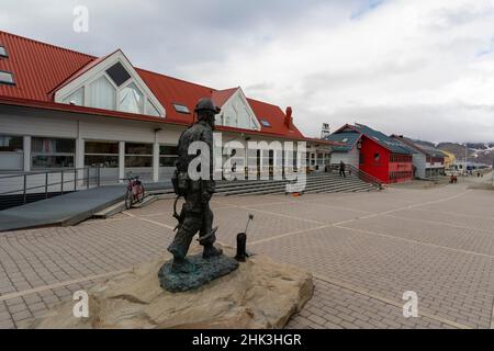 Das Unbekannte Bergarbeiterdenkmal in der Lombardenteret Straße, Longyearbyen, Spitzbergen, Svalbard Inseln, Norwegen. Stockfoto