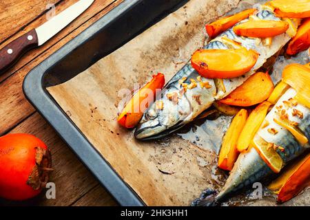 Gesundes Essen, gebackene Makrele. Fisch in Kakerlappfrüchten. Stockfoto