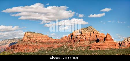 USA, Arizona, Sedona, Panoramablick auf Twin Buttes und die Nonnen Stockfoto