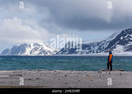 Ein Naturführer, der die Umgebung, den Smeerenburg-Fjord, Amsterdamoya, Spitzbergen, Svalbard-Inseln, Norwegen. Stockfoto