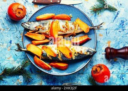 Geröstete Speisen, gebackene Makrele. Fish scomber Braten mit Kaki-Früchten. Stockfoto