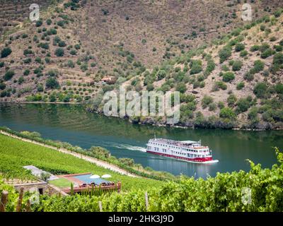 Portugal, Dourotal. Bootstour auf dem Douro-Fluss in der Weinregion Portugal und in den Weinbergen auf den Hügeln des Douro-Flusstals. Stockfoto